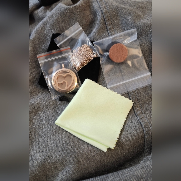 Essential Oil Jewelery - Picture 2 of 4